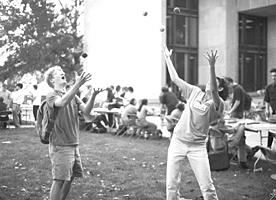 Photo of jugglers