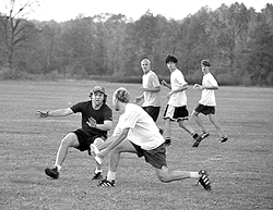 Photo of  the men's ultimate frisbee team practicing